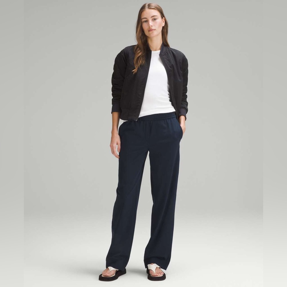 Lululemon Luxtreme Mid-Rise Straight-Leg Trouser
True Navy lightweight Luxtreme